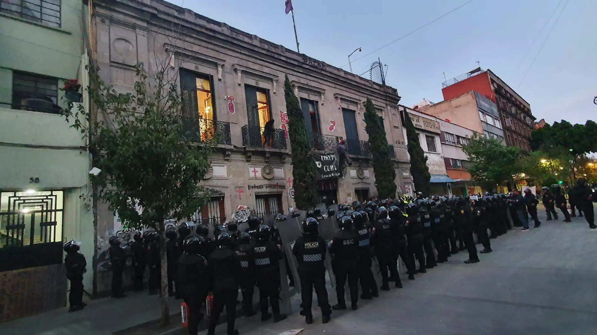 Desalojan a encapuchadas de edificio de República de Cuba en el Centro Histórico-int6